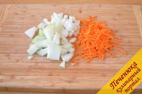 1) Лук порезать некрупно. Морковь натереть на средней терке.