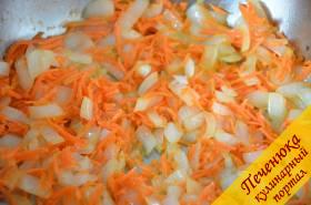 3) Обжарить лук с морковью на разогретой с растительным маслом сковороде до мягкости.