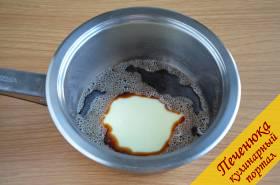 2) Добавить в кофейную смесь сгущенное молоко и снова все хорошенько перемешать с помощью венчика или миксера.