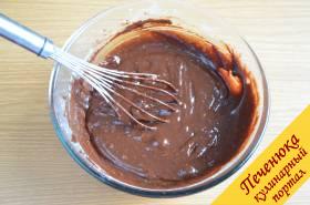 4) В отдельной емкости просеять муку с содой и разрыхлителем. Отправить муку в шоколадную массу и перемешать до однородного состояния.