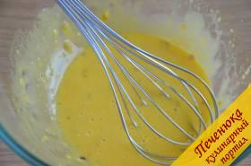 2) Приготовить соус Цезарь. Для этого выложить в глубокую посуду яичные желтки, выдавленный через пресс чеснок, немного горчицы и лимонный сок. Все взбить венчиком, а затем влить по каплям, постоянно помешивая, оливковое масло. Соус необходимо постоянно взбивать венчиком, чтобы он загустел и приобрел кремообразную консистенцию. Добавить в соус мелко порезанные анчоусы и натертый на мелкой терке пармезан. Все перемешать.