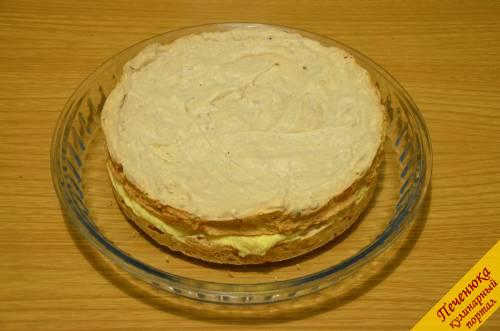9) Приступить к сборке киевского торта. Выложить первый корж и смазать его 1/3 частью крема. Сверху выложить второй корж.