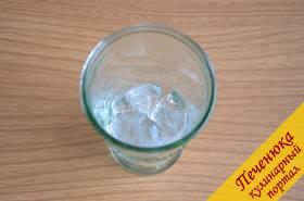 1) В высокий стакан высыпать лед, примерно половину стакана.