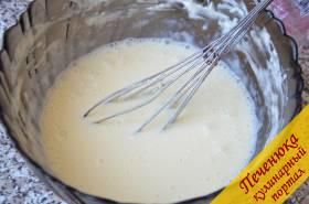 7) Достать массу из СВЧ и быстро перемешать ее до однородного состояния. Затем добавить в начинку молоко и лимонный сок и снова перемешать.