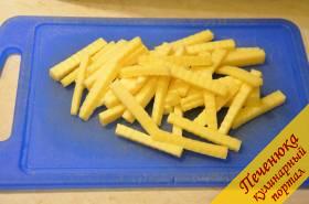 5) Сыр порезать тонкими брусочками.