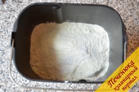 1) В мою хлебопечку (Панасоник 2501) необходимо сначала засыпать сыпучие ингредиенты, а потом жидкие. Если в Вашей хлебопечке другой порядок закладки, следуйте инструкции. Высыпать на дно сухие дрожжи, затем муку, сахар и соль.