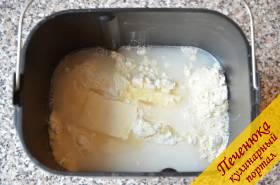 2) Сверху выложить маргарин. Вылить сверху нехолодное молоко.