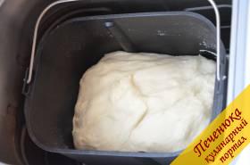 3) Закрыть крышку и включить хлебопечку в режим замеса теста. В Панасонике 2501 это программа №13 (2 часа 20 минут). Если Вы замешиваете тесто вручную, необходимо растворить сначала дрожжи в теплом молоке. Затем добавить сахар и соль и все перемешать. Добавить просеянную через сито муку и замесить тесто. Оставить тесто на 1,5 часа для поднятия.