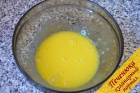 3) В отдельной посуде взбить венчиком желтки. Отправить желтки к белкам, осторожно перемешивая тесто силиконовой лопаточкой.