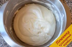 4) Муку просеять с разрыхлителем и, всыпав их в несколько заходов в яичную смесь, замесить тесто для шарлотки.