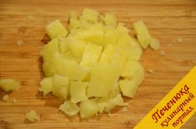 7) Готовый картофель остудить, а затем очистить от кожуры и порезать кубиками.