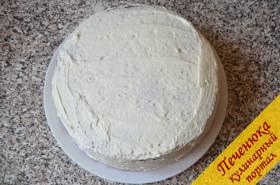 12) Повторить то же самое со вторым коржом. Накрыть его сверху оставшимся коржом. Верх и бока торта смазать кремом.