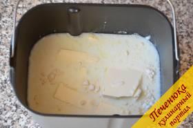 2) Сверху вылить растительное масло, добавить маргарин и не холодное молоко.