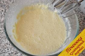3) В стакан с кипятком добавить соду и быстро ее размешать. Влить содовый раствор в блинное тесто и еще раз хорошо перемешать миксером.
