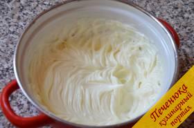 5) Сделать крем. Для этого соединить сливочный сыр, сахарную пудру и сливки и взбить все миксером до однородного состояния. Убрать готовый крем пока в холодильник.