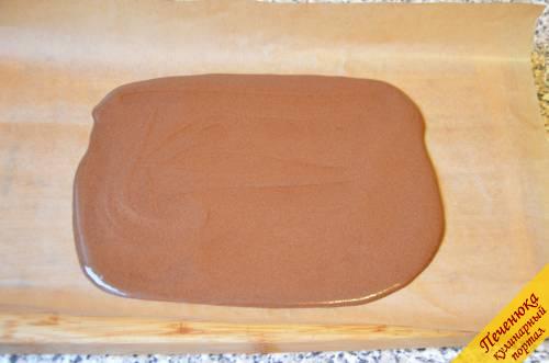 5) Снять шоколадную массу с огня. Я делала домашний шоколад в виде одной большой плитки, но его также можно выливать в формочки. Для плитки необходимо взять доску, застелить ее пергаментом и вылить сверху шоколад. Разровнять его с помощью силиконовой лопатки.