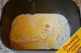 2) Добавить яйцо, растительное масло и нехолодное молоко. Если в Вашей хлебопечке другой порядок закладки ингредиентов, следуйте инструкции к ней.
