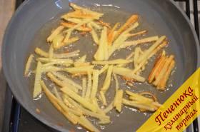 3) Обжарить картофель в несколько заходов на сковороде в большом количестве растительного масла.