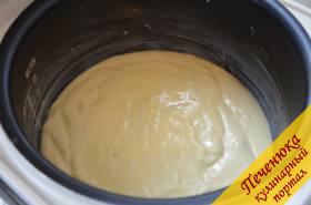 6) Выложить тесто в форму, смазанную маслом, и отправить запекаться при температуре 180 °С в течение 30-35 минут. Я выпекала бисквит в мультиварке, где время приготовления составляет 55 минут.