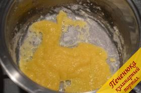 3) В кастрюле растопить сливочное масло, добавить в него муку и обжарить ее в течение минуты.