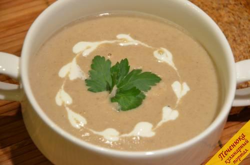 7) Подавать грибной крем-суп из шампиньонов лучше всего с гренками.