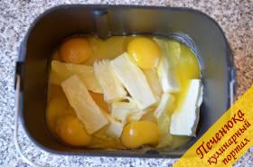 3) Сверху выложить сливочное масло и яйца. Добавить апельсиновый сок. Закрыть крышку.
