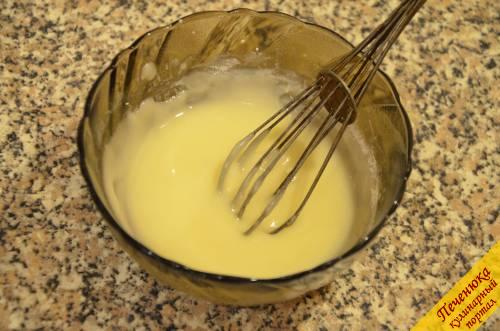 6) Пока готовится кулич в хлебопечке, можно сделать глазурь, соединив в плошке апельсиновый сок и сахарную пудру.