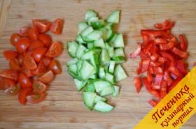 1) Огурцы, помидоры и перец порезать довольно крупными кусочками.