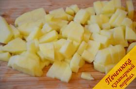 2) Когда бульон будет готов, можно добавлять в него картошку. Для этого ее необходимо почистить, порезать небольшими кубиками и отправить в бульон. 