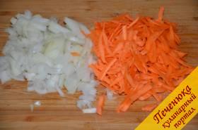 3) Порезать мелко лук и натереть на крупной терке морковь. Обжарить их на растительном масле в течение 4-5 минут.