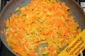 4) Порезать мелко чеснок и отправить его к луку и моркови. Обжарить в течение минуты.