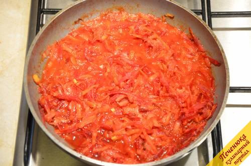 6) Добавить к овощам томатный сок (я использую домашний). Вместо него можно использовать 2 ст. ложки томатной пасты, разведенной водой до консистенции сока. В летнее время лучше использовать свежие помидоры (3 шт.), очищенные от кожуры и натертые на терке. Накрыть заправку для борща крышкой и томить на медленном огне в течение 10 минут.