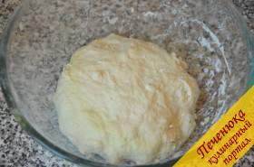 2) Добавить в воду муку, просеянную с солью. Замесить некрутое тесто. Оно может слегка липнуть к рукам. Муки может уйти чуть меньше, поэтому вводить муку надо не всю сразу, а понемногу.