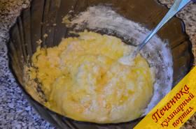 3) Добавить в картофельную массу яйцо и муку. Посолить и поперчить тесто и хорошо размешать его.
