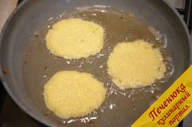 4) На разогретую с растительным маслом сковороду выложить с помощью ложки картофельное тесто.