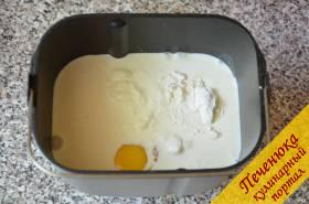 2) Добавить в ведерко сливочное масло, яйцо и молоко.