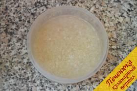 1) Рис промыть под проточной водой, залить нехолодной водой и отставить в сторону.