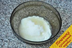5) Йогурт соединить с сахаром и соком лимона. Если Вы используете сладкий магазинный йогурт, то сахара для крема необходимо в два раза меньше, чем для домашнего. Перемешать все венчиком до однородного состояния.