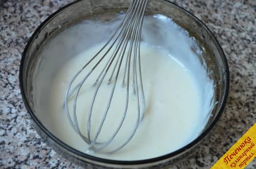 6) Тонкой струйкой влить в йогуртовую массу желатин, постоянно интенсивно помешивая венчиком, чтобы в готовом креме не образовались желатиновые комочки.
