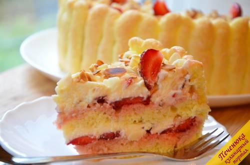 15) Готовый торт перед подачей украсить кусочками клубники и снять кольцо. Торт клубничный тирамису готов.