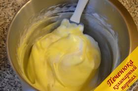 2) Аккуратно с помощью лопаточки ввести желтки в белки.