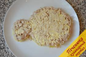 4) Куриное филе мелко порубить. Выложить его поверх картофеля и также смазать майонезом.