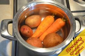 1) Отварить в подсоленной воде картофель и морковь в кожуре до полной готовности.