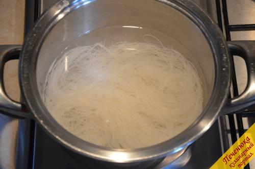 2) Как варить рисовую лапшу? Пока лапша размягчается, можно закипятить воду. Выложить размягченную лапшу в кипящую воду и отваривать ее буквально в течение 2-3 минут.