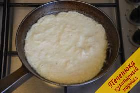 4) Разогреть сковороду с растительным маслом. Выложить картофельное тесто слоем в 5-7 мм.