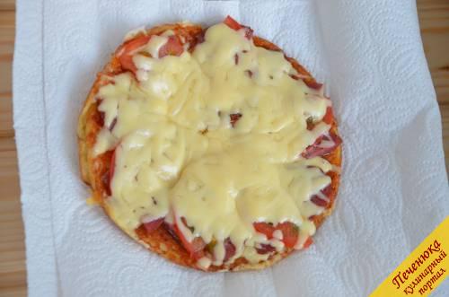 7) Так как картофель хорошо впитывает масло, то готовую пиццу необходимо переложить сначала на бумажное полотенце, чтобы убрать излишки масла.