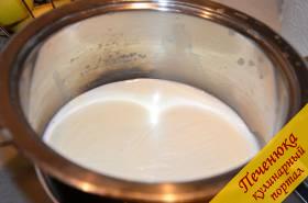 2) В это время необходимо поставить на огонь молоко и когда оно закипит, влить его тонкой струйкой в желтковую смесь, интенсивно помешивая венчиком.