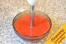 7) Клубнику вымыть, отделить плодоножки. Перебить клубнику с сахаром с помощью блендера в пюре.