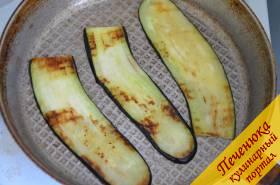 3) Вытереть баклажаны насухо. Обжарить их слегка на сковороде с небольшим количеством растительного масла. Дать полоскам из баклажанов слегка остыть.