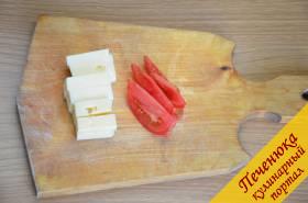 4) Сыр порезать брусочками, помидоры небольшими дольками.
